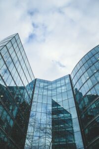 Prédios corporativos representando o mercado de leilão de empresas no Brasil