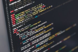 Pessoa participando de leilão online pelo computador no Brasil